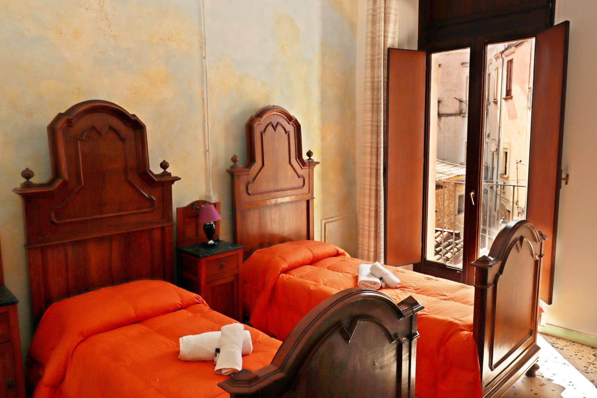 クロトーネ Casa Di Chiaraホステル エクステリア 写真